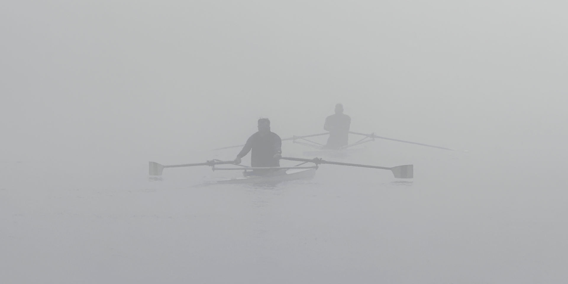 Rameurs dans la brume